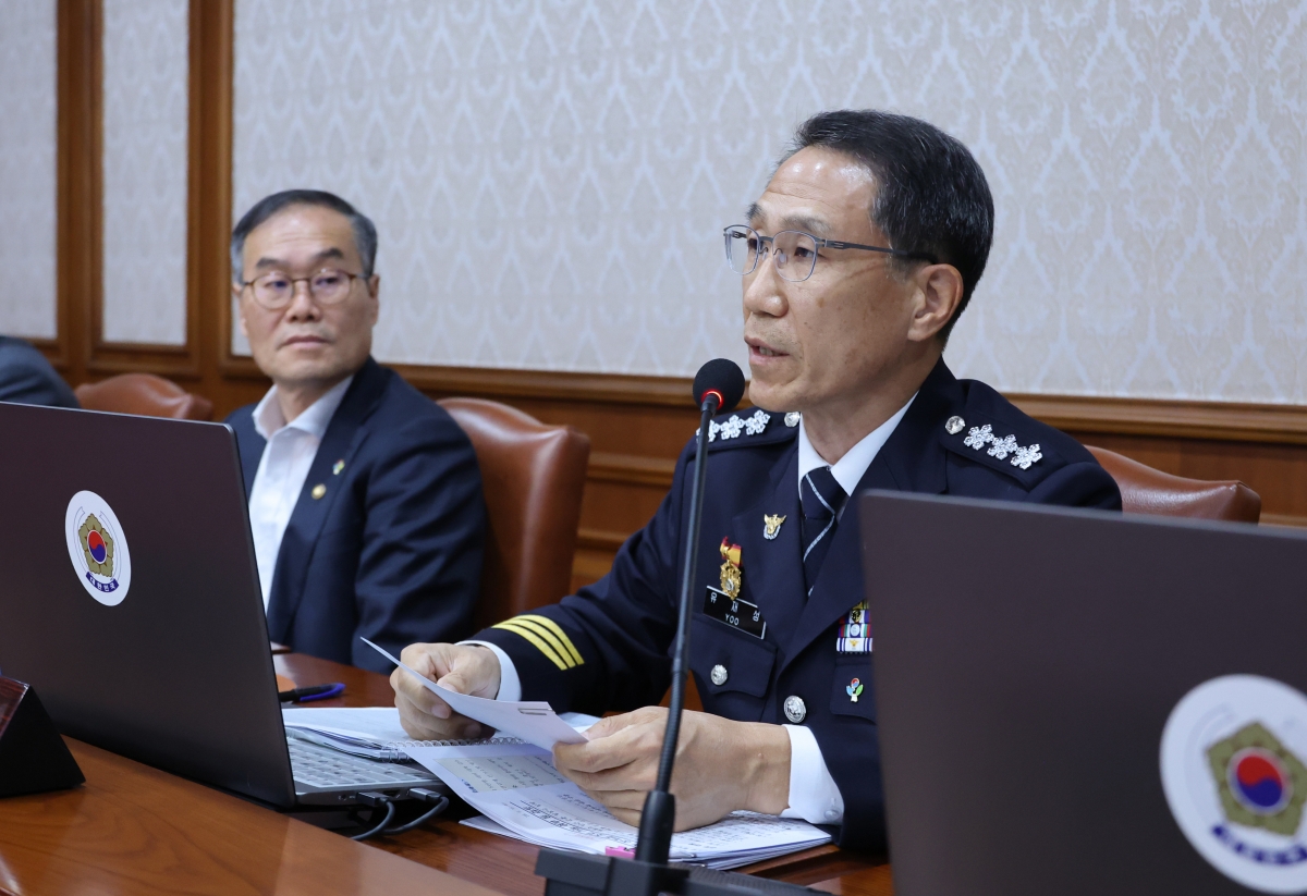잠실 개표소 봉쇄 시위 현장상황 보고 하는 유재성 직무대행