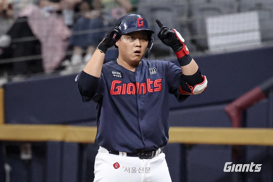 롯데 자이언츠 한동희가 21일 서울 고척스카이돔에서 열린 롯데와 키움 히어로즈의 경기에서 1회초 1타점 적시타를 날린 후 세리머니를 선보이고 있다. 2026.6.21 롯데 자이언츠 제공