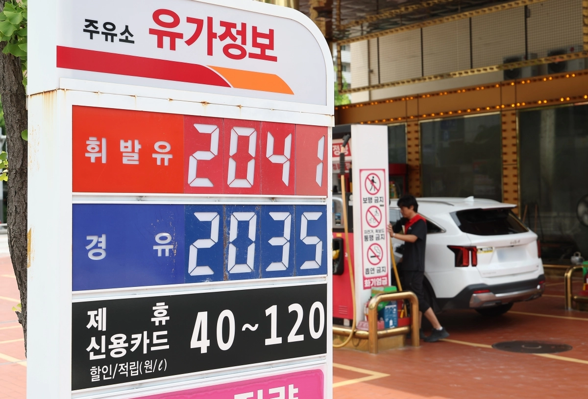 22일 서울 시내 한 SK주유소 직영점에 가격 안내문이 놓여 있다. 2026.6.22     ksm7976@yna.co.kr (끝)   <저작권자(c) 연합뉴스, 무단 전재-재배포, AI 학습 및 활용 금지>