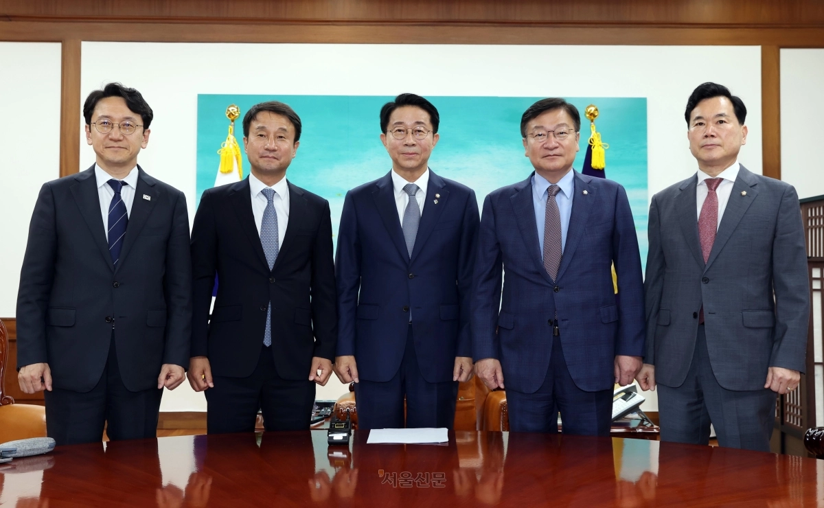 조정식(가운데) 국회의장이 22일 국회 집무실에서 여야 원내지도부와 회동을 갖고 오는 24일까지 후반기 원구성을 위한 상임위원 명단을 제출할 것을 촉구했다. 왼쪽부터 더불어민주당 천준호 원내운영수석부대표, 한병도 원내대표, 조 의장, 국민의힘 정점식 원내대표, 김승수 원내운영수석부대표. 안주영 전문기자