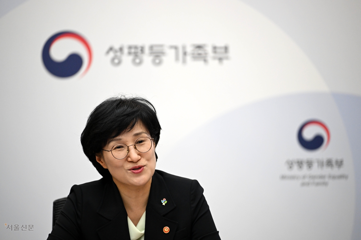 원민경 성평등가족부 장관이 22일 서울 종로구 정부서울청사에서 서울신문과 인터뷰하며 고용평등공시제, 젠더폭력, 촉법소년 상한 연령 등 현안에 관한 입장을 밝히고 있다. 원 장관은 특히 임신중지 약물에 대해 “여성의 안전과 건강권을 위해 미룰 수 없는 문제”라며 임기 내 도입을 약속했다. 홍윤기 기자
