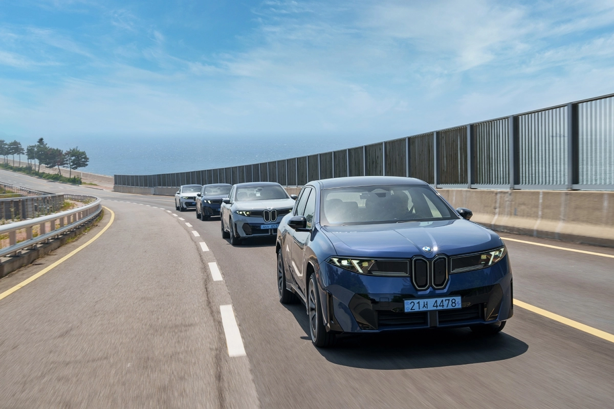 ‘더 뉴 BMW iX3’ 차량이 지난 18일 인천 중구 영종도의 해안 도로를 주행하고 있다.  BMW코리아 제공