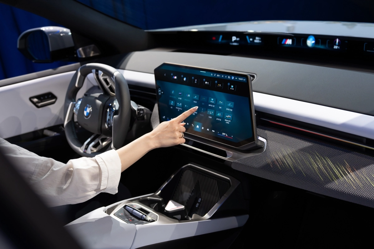 ‘더 뉴 BMW iX3’ 내부의 중앙 디스플레이와 파노라믹 비전. 앞 유리 하단의 파노라믹 비전이 주행 정보와 내비게이션, 차량 상태 등을 표시한다.  BMW코리아 제공
