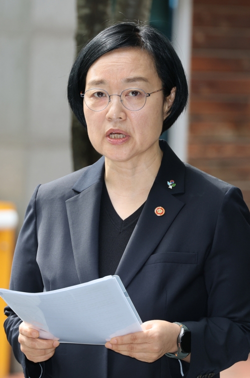 한성숙 국무총리 후보자(중소벤처기업부 장관)가 22일 서울 종로구 통의동 금융감독연수원에 마련된 인사청문회 준비 사무실로 출근하며 최근 발생한 모두의 창업 개인정보 유출과 관련해 입장을 밝히고 있다. 연합뉴스