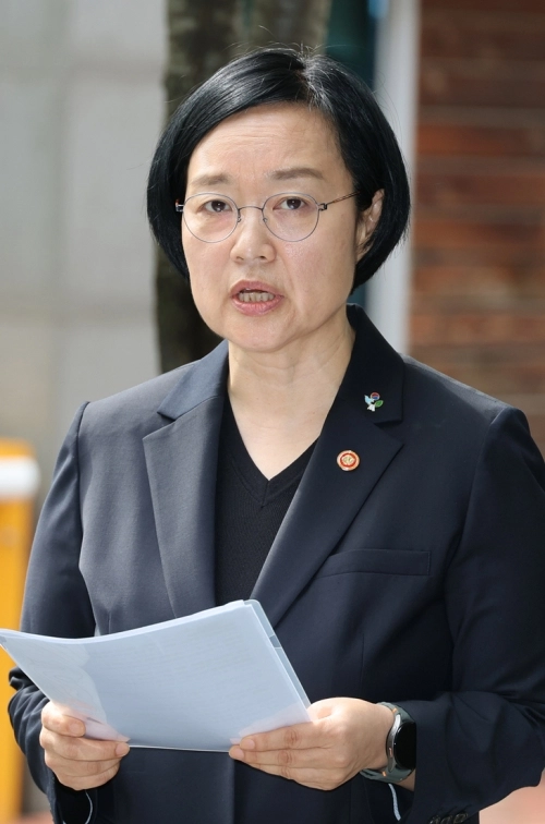 한성숙 국무총리 후보자(중소벤처기업부 장관)가 22일 서울 종로구 통의동 금융감독연수원에 마련된 인사청문회 준비 사무실로 출근하며 최근 발생한 모두의 창업 개인정보 유출과 관련해 입장을 밝히고 있다. 연합뉴스