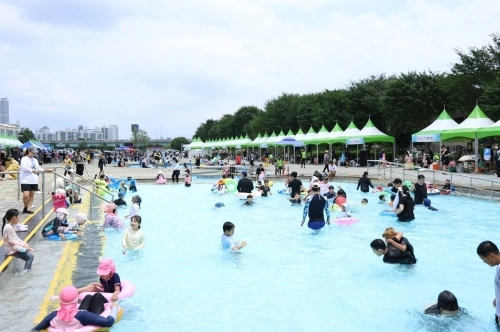 지난해 서울 구로구가 안양천변에 마련한 ‘안양천 물놀이장’.  구로구 제공
