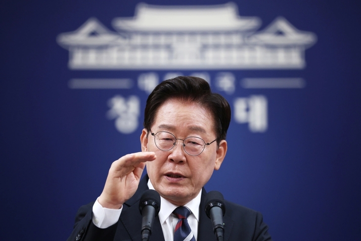이재명 대통령이 지난 19일 청와대 춘추관에서 열린 G7 참석·유럽 순방 결과 브리핑에서 취재진 질문에 답하고 있다. 연합뉴스