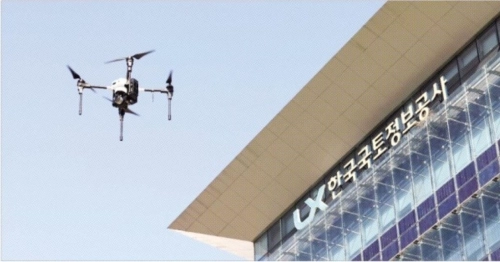 하천과 계곡의 불법 점용을 감시할 드론이 한국국토정보공사 사옥 앞을 날고 있다.  LX 제공
