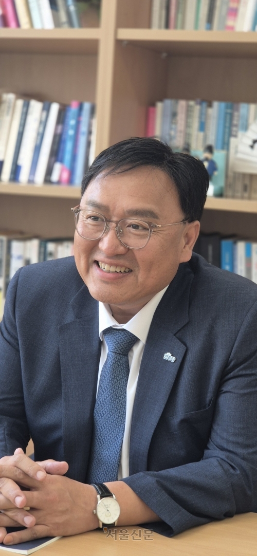 다음 달 1일 임기를 시작하는 조상호 세종시장 당선인이 22일 세종시에 있는 당선인 사무실에서 가진 서울신문과의 인터뷰에서 “균형 발전 차원에서 행정수도 공약을 완성해야 한다”며 시정 방향을 설명하고 있다.