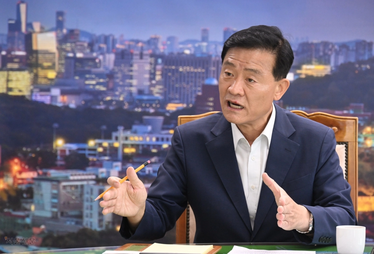 ‘제2의 고향’ 성북구에서 최초의 3선 구청장이 된 이승로 구청장은 22일 집무실에서 진행한 인터뷰에서 “기쁨보다는 주민 기대에 보답해야 한다는 책임감이 더 크게 다가온다”며 민생과 현장이란 두 키워드를 강조했다. 그는 “30여년 전 정치에 뛰어들 때 다짐했던 겸손하고 낮은 자세로 주민을 섬기겠다”고 밝혔다. 안주영 전문기자