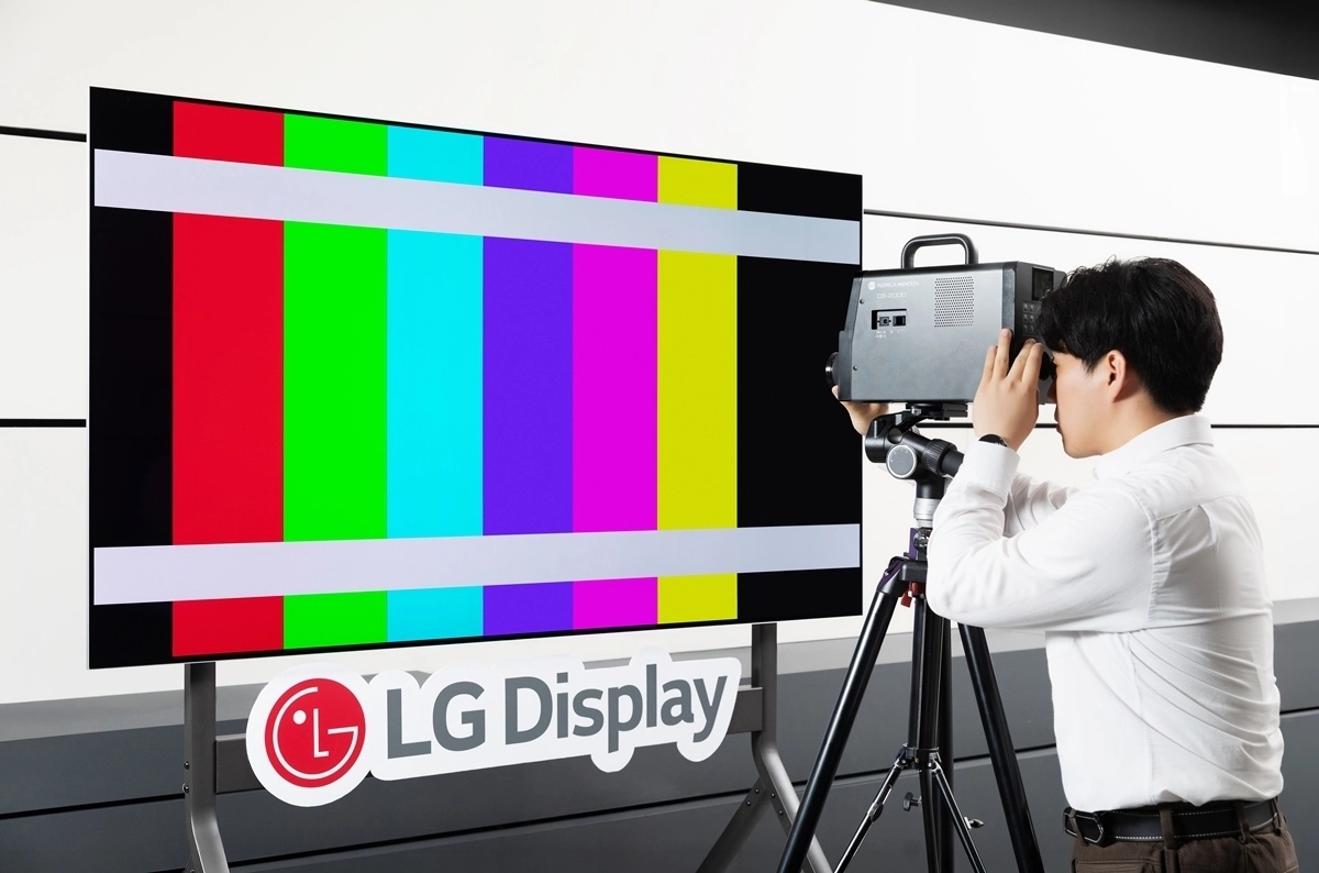 LG디스플레이 임직원이 여러 개 유기발광다이오드(OLED) 발광층을 수직으로 쌓아 밝기와 수명을 높인 탠덤 WOLED의 ‘색·밝기 정확도’를 측정하고 있다. LG디스플레이 제공
