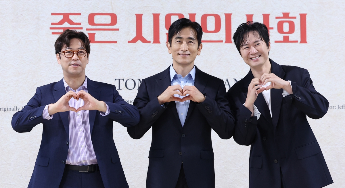 배우 오만석(왼쪽부터), 차인표, 연정훈이 22일 서울 대학로 예술가의 집 다목적홀에서 열린 연극 ‘죽은 시인의 사회’ 제작발표회에서 포즈를 취하고 있다. 동명 영화를 무대화한 ‘죽은 시인의 사회’에서 오만석·차인표·연정훈은 공부에 매몰된 학생들에게 인생의 의미를 깨닫게 하는 영어 교사 존 키팅 역할을 맡는다. 뉴스1