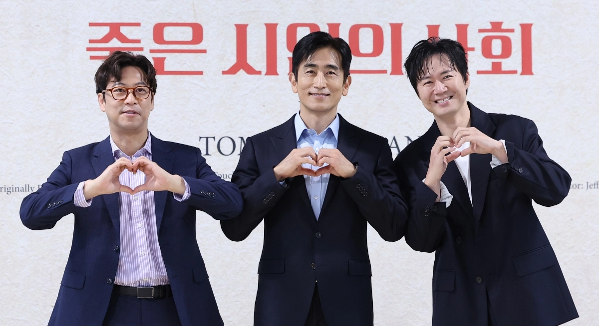 배우 오만석(왼쪽부터), 차인표, 연정훈이 22일 서울 대학로 예술가의 집 다목적홀에서 열린 연극 ‘죽은 시인의 사회’ 제작발표회에서 포즈를 취하고 있다. 동명 영화를 무대화한 ‘죽은 시인의 사회’에서 오만석·차인표·연정훈은 공부에 매몰된 학생들에게 인생의 의미를 깨닫게 하는 영어 교사 존 키팅 역할을 맡는다. 뉴스1