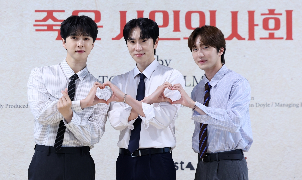 배우 이재환(왼쪽부터), 김락현, 찬희가 22일 서울 종로구 대학로 예술가의 집 다목적홀에서 열린 연극 ‘죽은 시인의 사회’ 제작발표회에서 포즈를 취하고 있다. 동명 영화를 무대화한 ‘죽은 시인의 사회’에서 이들은 강압적인 아버지 아래에서 꿈을 펼치지 못하는 고등학생 닐 페리 역할을 맡는다. 뉴스1