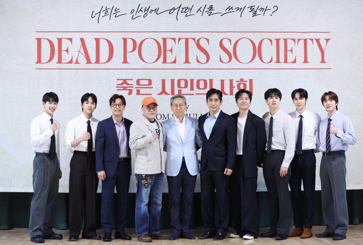 배우 김태균(왼쪽부터), 문성현, 오만석, 조광화 연출, 김용관 마스트인터내셔널 대표, 차인표, 연정훈, 이재환, 김락현, 찬희가 22일 서울 종로구 대학로 예술가의 집 다목적홀에서 열린 연극 ‘죽은 시인의 사회’ 제작발표회에서 포즈를 취하고 있다. ‘죽은 시인의 사회’는 1950년대 미국 명문 기숙학교를 배경으로 영어 교사 존 키팅이 입시와 성공만을 강요받던 학생들에게 삶의 의미를 전하는 과정을 그렸다. 뉴스1