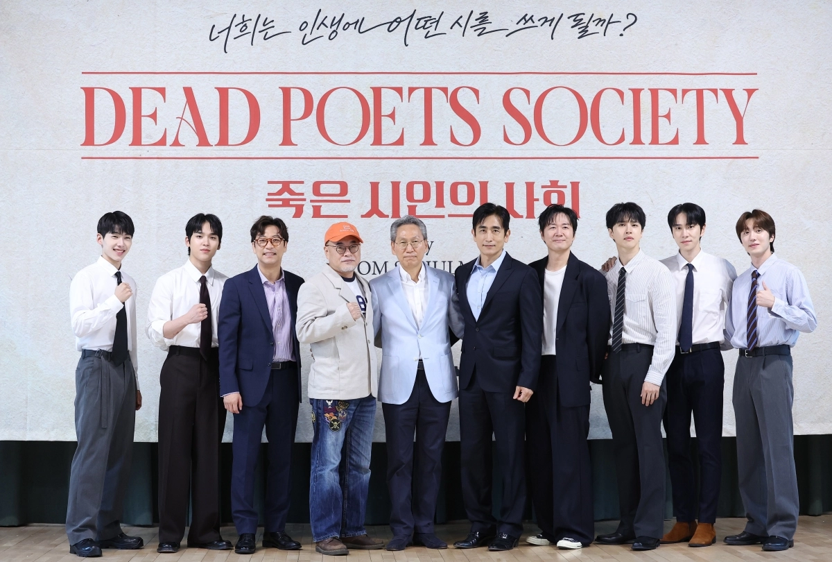 배우 김태균(왼쪽부터), 문성현, 오만석, 조광화 연출, 김용관 마스트인터내셔널 대표, 차인표, 연정훈, 이재환, 김락현, 찬희가 22일 서울 종로구 대학로 예술가의 집 다목적홀에서 열린 연극 ‘죽은 시인의 사회’ 제작발표회에서 포즈를 취하고 있다. ‘죽은 시인의 사회’는 1950년대 미국 명문 기숙학교를 배경으로 영어 교사 존 키팅이 입시와 성공만을 강요받던 학생들에게 삶의 의미를 전하는 과정을 그렸다. 뉴스1