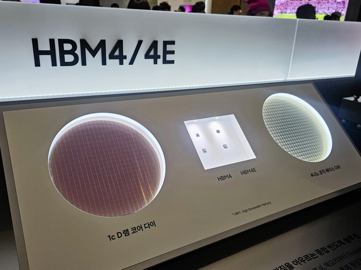 지난 3월 18일 경기도 수원컨벤션센터에서 열린 삼성전자 제57기 정기 주주총회에 전시된 HBM4와 HBM4E. 2026.3.18  <저작권자(c) 연합뉴스, 무단 전재-재배포, AI 학습 및 활용 금지>