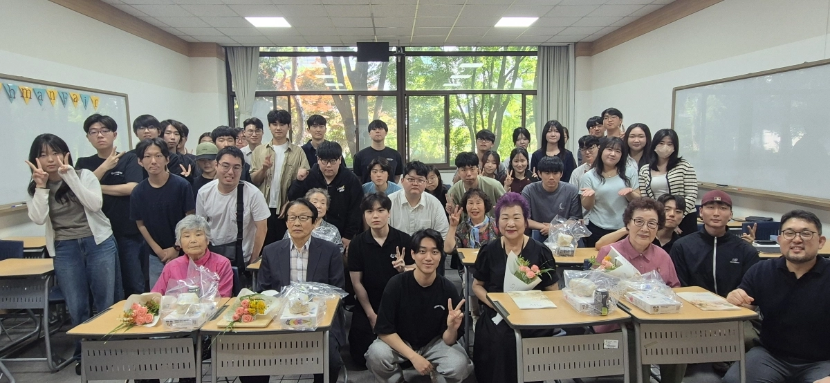 아주대 사학과 한국근현대사 수업에 참여한 학생들이 직접 제작한 지역 어르신 11명의 자서전을 전달하고 기념 촬영을 하고 있다. 아주대 제공