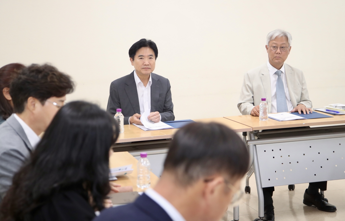김대중 전남광주통합특별시교육감 당선인이 22일 전남·광주 교육행정 통합 출범을 앞두고 준비 상황을 최종 점검하며 정보시스템 비상 대응 체계 운영 계획을 보고받고 있다.