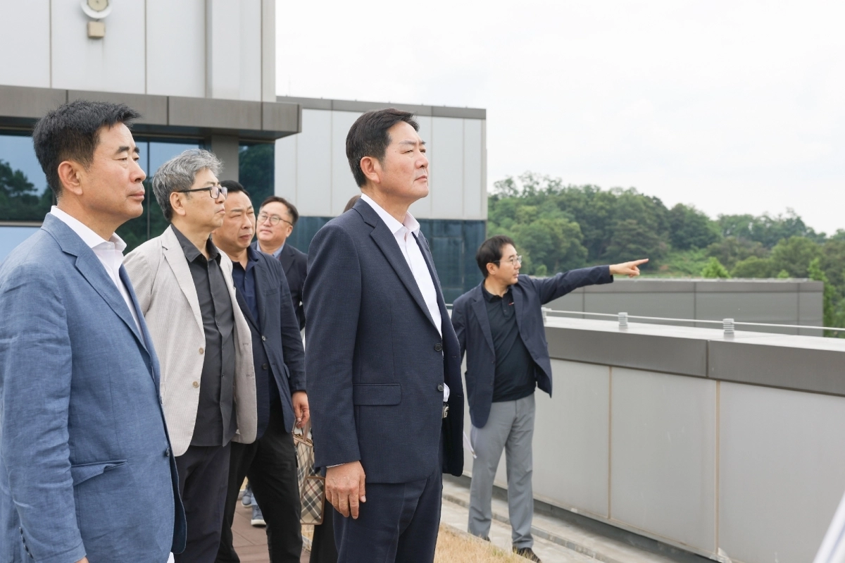 조용호 오산시장 당선인이 22일 지곶일반산업단지 조성계획을 듣고 있다. 오산시 인수위 제공
