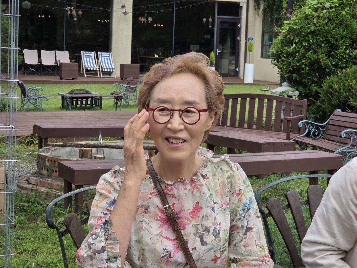 이희정 영산나루 대표가  나주시 영산강변 정원 ‘영산나루’에서 포즈를 취하고 있다. 이 대표는 30여 년간 정성을 다해 영산나루를 가꿔오며, 나주 차 문화의 중심 공간으로 자리매김하는 데 힘써왔다.
