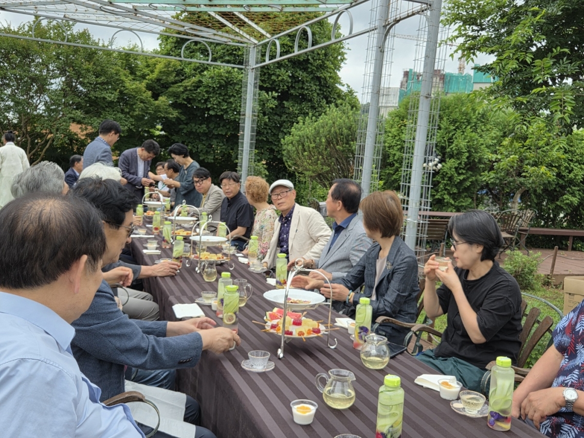 지난 21일 전남 나주시 영산강변 정원 ‘영산나루’에서 열린 차담회에서 서울·문경·해남군 등 전국 각지에서 모인 차인들이 차를 나누며 영·호남 차 문화 교류와 인문학적 담론을 이어가고 있다.
