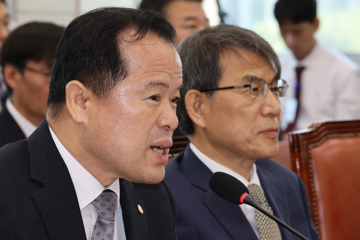 위철환(왼쪽) 선관위원장 직무대행이 23일 국회에서 열린 투표용지 부족사태 등 국민참정권 침해 진상규명 및 선거관리 개혁을 위한 국정조사 특위 전체회의에 참석, 발언하고 있다. 오른쪽은 노태악 전 선관위원장.