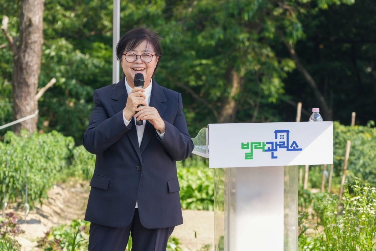이순희 서울 강북구청장이 지난 18일 강북구 인수동의 한 소규모 공원부지에서 열린 빌라관리사무소 개소식에서 인사말을 하고 있다. 강북구 제공