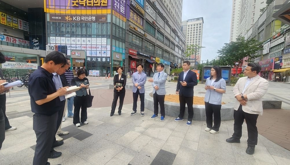 하남시의회 민주당 당선인들은 지난 22일 미사문화의거리와 미사호수공원 현황을 점검하고 두 공간을 연계한 지역 활성화 방안에 대해 의견을 나누고 있다. 하남시의회 제공