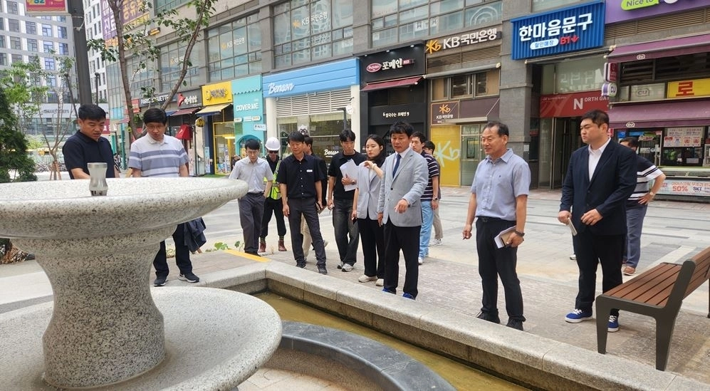 하남시의회 정병용 당선인은 지난 22일 정혜영, 오승철, 최승태, 신선호, 김어진 민주당 당선인들과 미사문화의거리 현장을 점검하고 있다. 하남시의회 제공