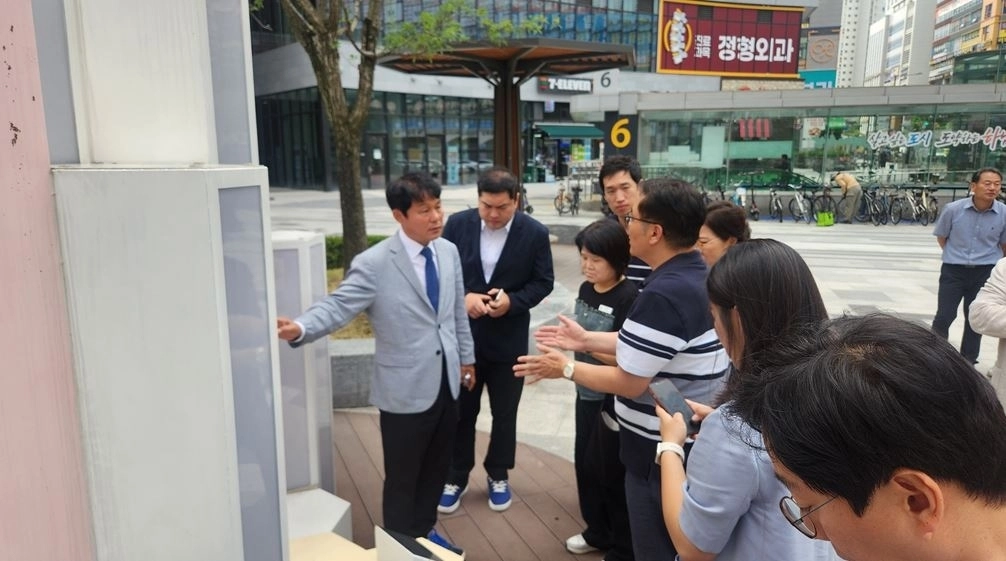 하남시의회 정병용 당선인은 지난 22일 정혜영, 오승철, 최승태, 신선호, 김어진 민주당 당선인들과 미사문화의거리 현장을 점검하고 있다. 하남시의회 제공