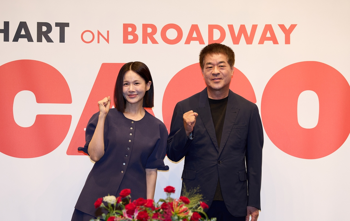 미국 뉴욕 브로드웨이에서 뮤지컬 ‘시카고’ 공연을 앞둔 뮤지컬 배우 아이비(왼쪽)와 박명성 신시컴퍼니 대표가 23일 서울 중구 충무아트센터에서 열린 기자간담회에서 포즈를 취하고 있다. 박 대표는 아이비를 뮤지컬 무대로 이끄는 데 결정적인 역할을 했다. 신시컴퍼니 제공