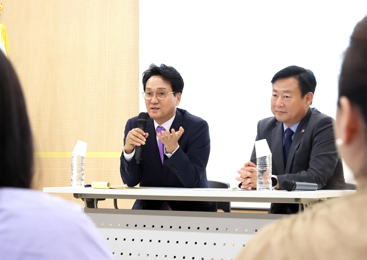 안민석 경기도교육감 당선인이 22일 경기교육대전환 경청투어에서 구리 지역 교육현안에 대해 답변하고 있다. 안민석 인수위 제공