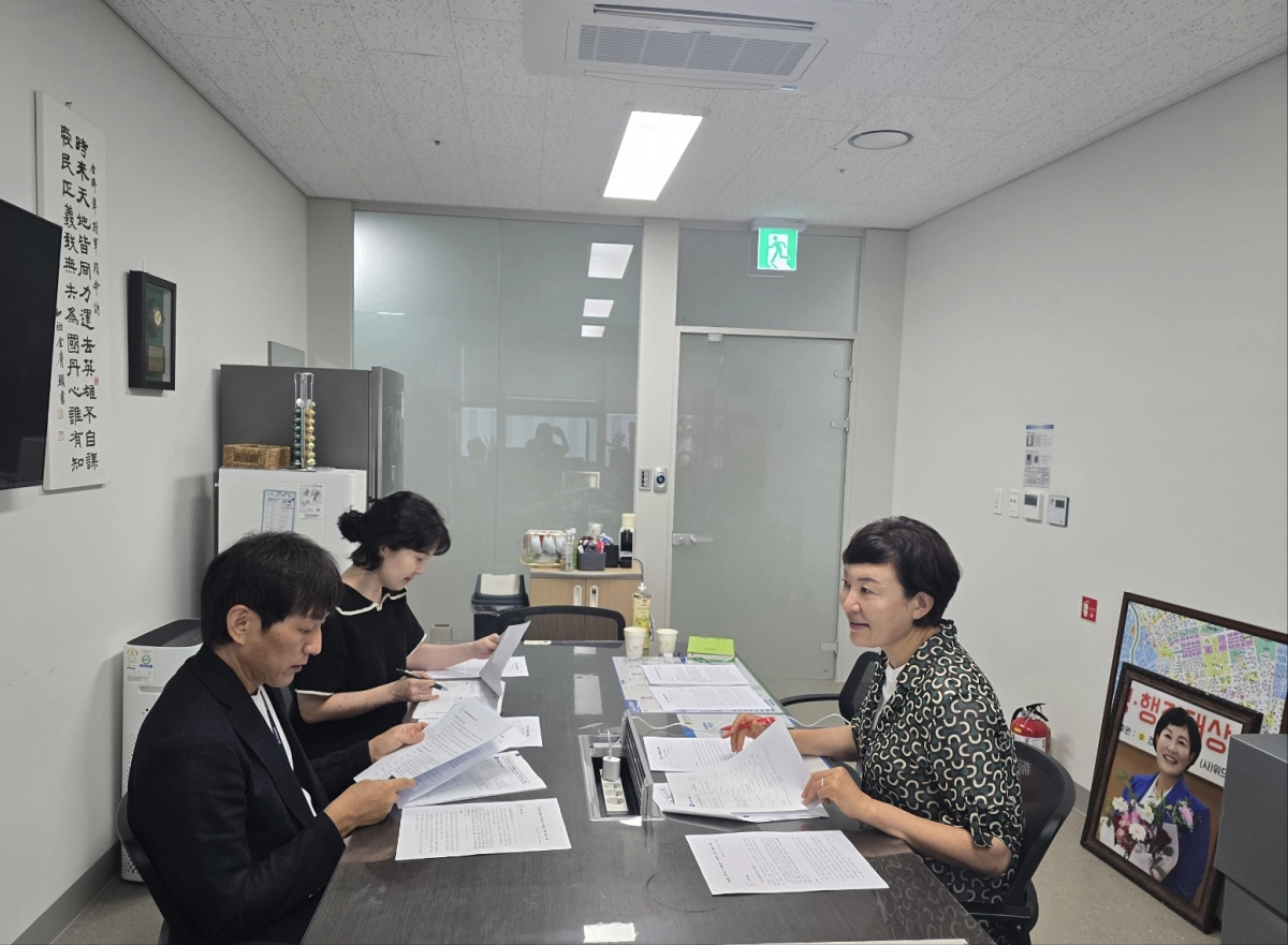 ▲ 이채명 의원이 경기도 AI산업육성과 관계자들과 ‘경기도 디지털포용 조례’ 제정을 위한 간담회를 진행하고 있다. (사진=경기도의회)