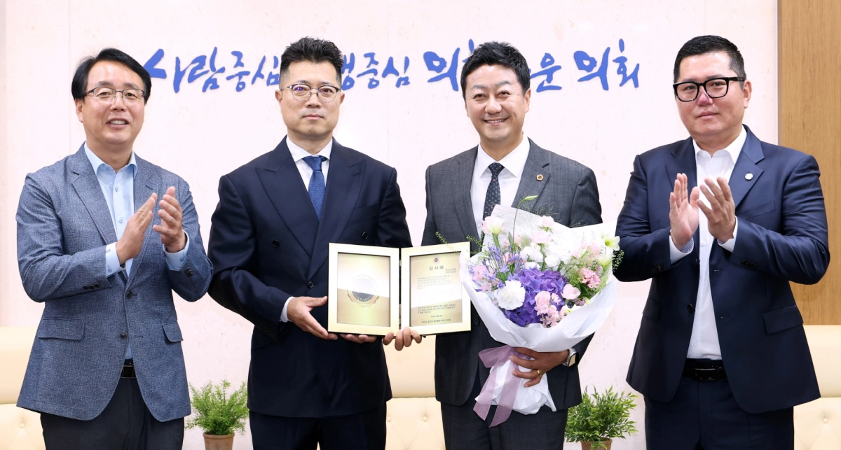 ▲ 김진경 의장이 경기도중고차딜러협회 김지호 회장 등 관계자들로부터 감사패를 받은 뒤 기념촬영을 하고 있다. (사진=경기도의회)