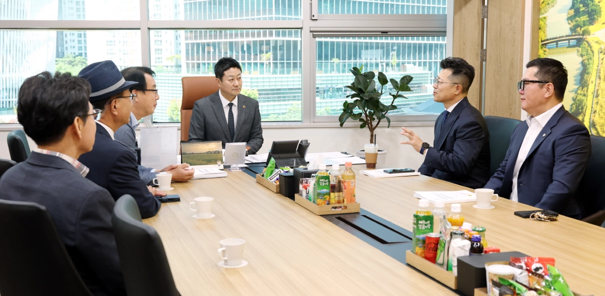 ▲ 김진경 의장이 의장 접견실에서 경기도중고차딜러협회 및 한국지방자치입법전문가협회 관계자들과 감사패 전달식을 마친 뒤 중고차 거래 시장의 제도적 개선 방안에 대해 의견을 나누고 있다. (사진=경기도의회)