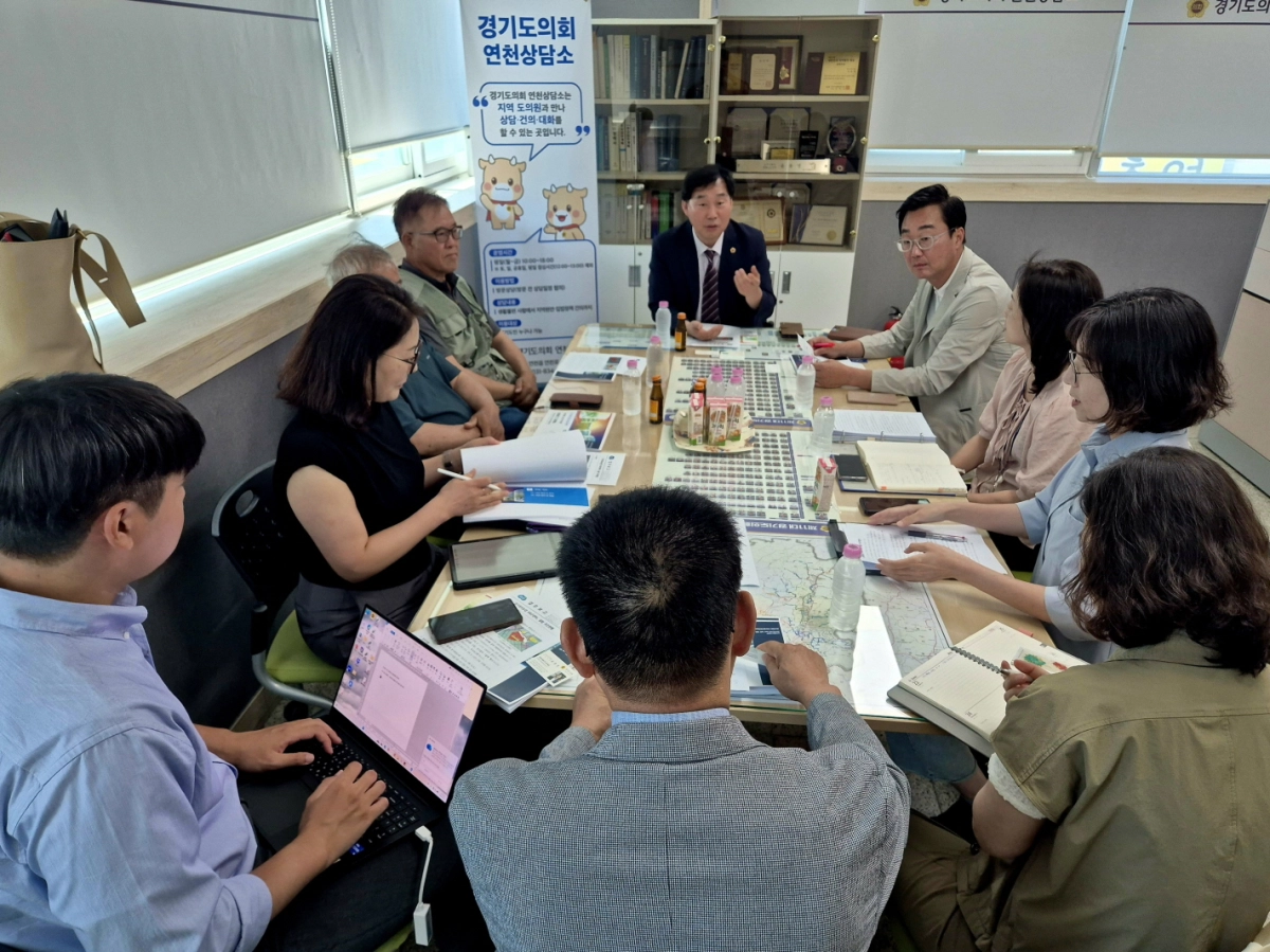 ▲ 윤종영 의원이 경기도의회 연천상담소에서 경기도농업기술원, 연천군청 관계자 및 지역 주민들과 ‘경기북부농업 R＆D센터 기본계획 수립 연구용역 간담회’를 진행하고 있다. (사진=경기도의회)