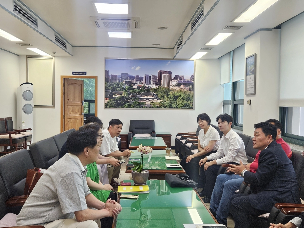 지난 22일 서울시의회에서 용답2구역 재개발 추진위원회와 간담회를 갖은 황철규 의원. 서울시의회 제공
