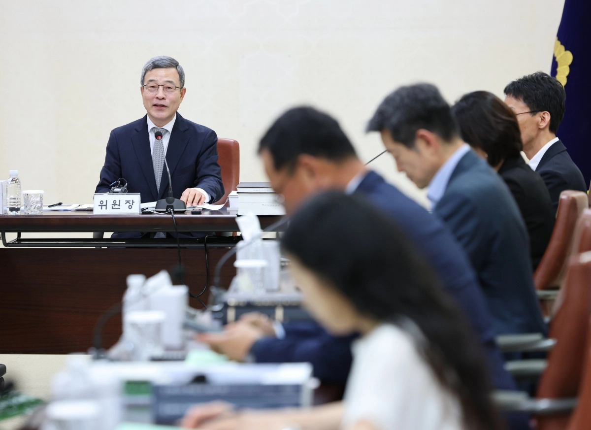 이동원 양형위원회 위원장이 22일 서울 서초구 대법원에서 열린 양형위원회 제146차 회의에서 발언하고 있다. 뉴시스