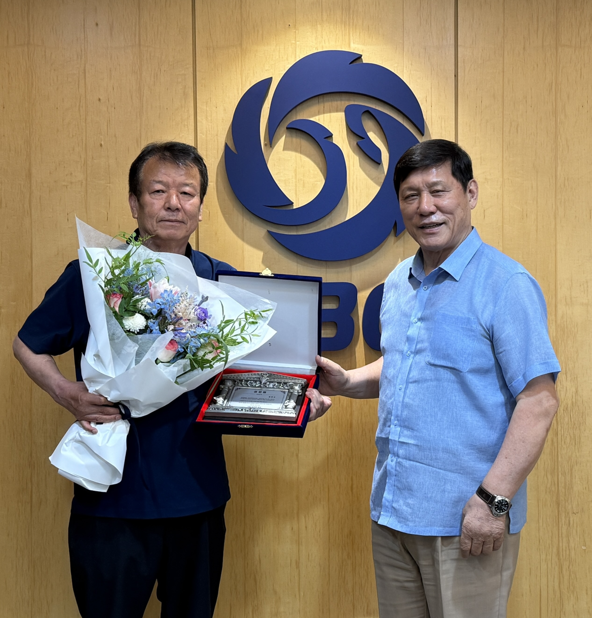 퇴임식을 가진 김호인 야구심판학교장이 허구연 KBO 총재로부터 감사패와 꽃다발을 전달받고 있다.                                  KBO 제공