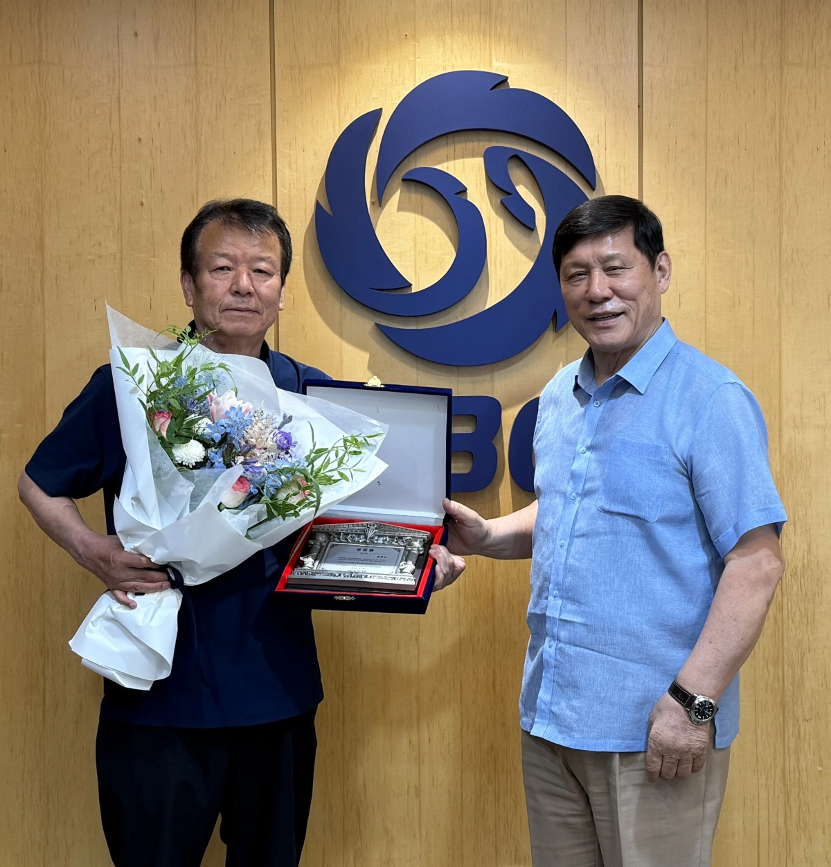 퇴임식을 가진 김호인 야구심판학교장이 허구연 KBO 총재로부터 감사패와 꽃다발을 전달받고 있다.                                  KBO 제공