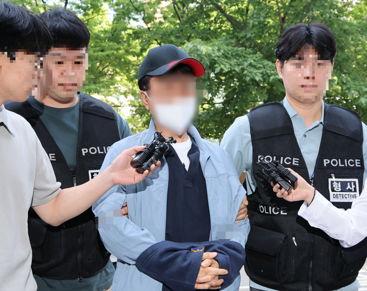 서울 강서구 마곡동 LG전자 사이언스파크에서 칼을 휘둘러 2명에게 부상을 입힌 혐의를 받는 협력업체 직원 정모씨가 지난달 29일 서울 양천구 서울남부지법에서 열린 구속 전 피의자 심문(영장실질심사)에 출석하고 있다. 연합뉴스