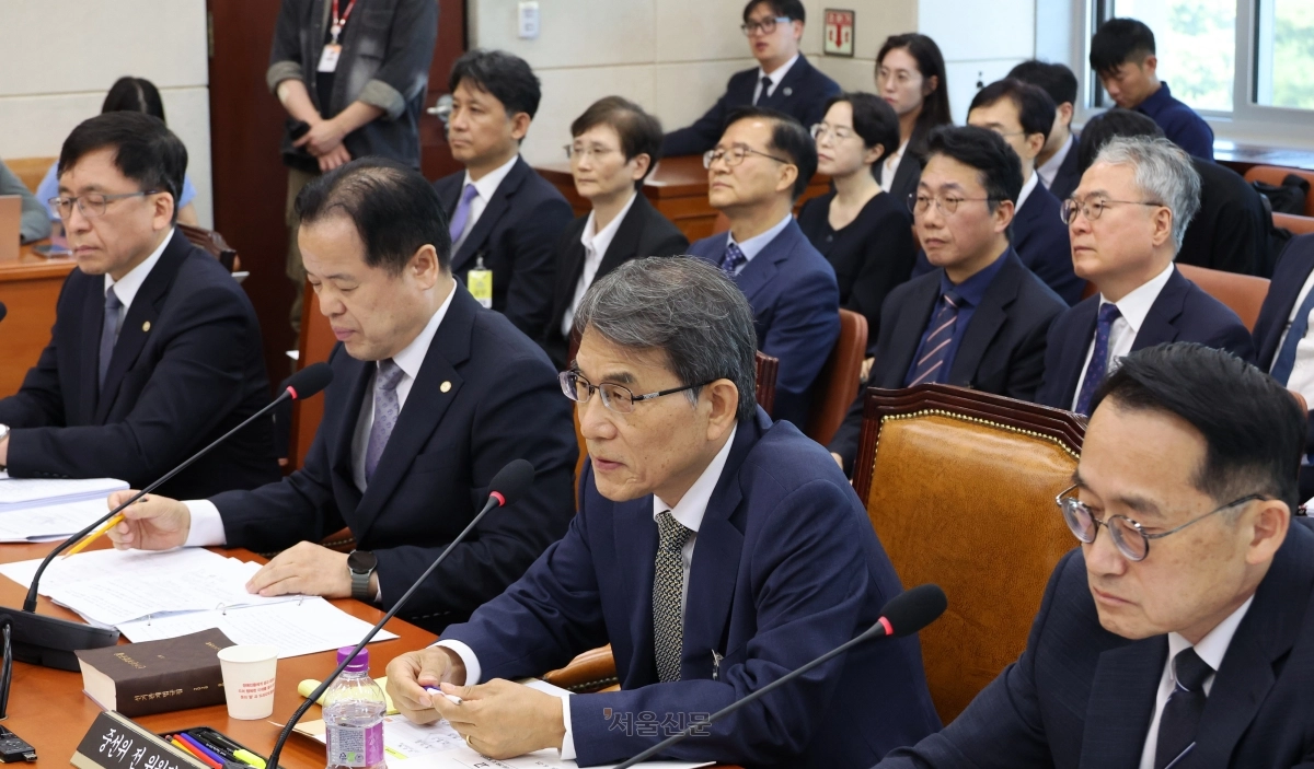23일 국회에서 열린 투표용지 부족사태 등 국민참정권 침해 진상규명 및 선거관리 개혁을 위한 국정조사 특위 전체회의에 위철환 선관위원장 직무대행과 노태악 전 중앙선거관리위원장이 참석해 있다. 2026.6.23 홍윤기 기자