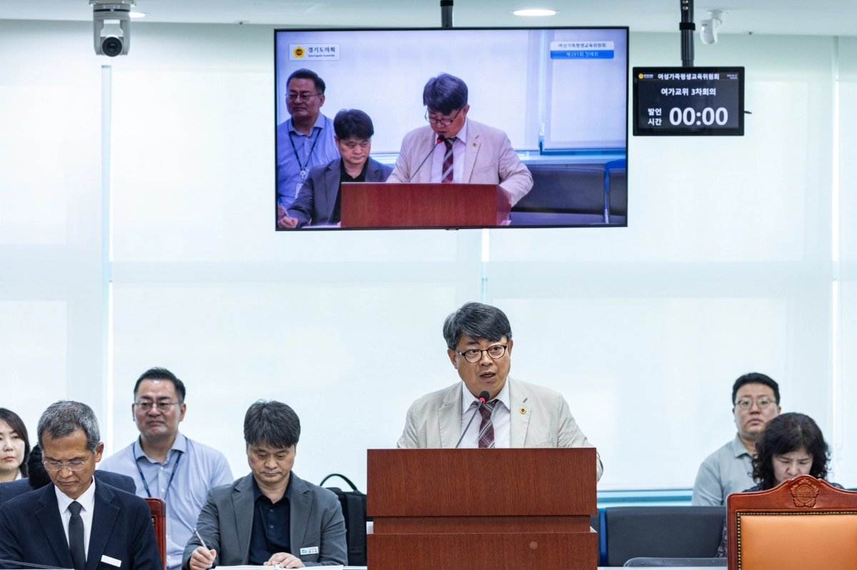 ▲ 김재훈 의원이 제391회 정례회 상임위원회 회의에 참석해 대표발의한 ‘경기도 외국인 공공보건 접근성 향상 및 협력체계 구축 조례안’의 제안 이유와 기대 효과를 설명하고 있다. (사진=경기도의회)