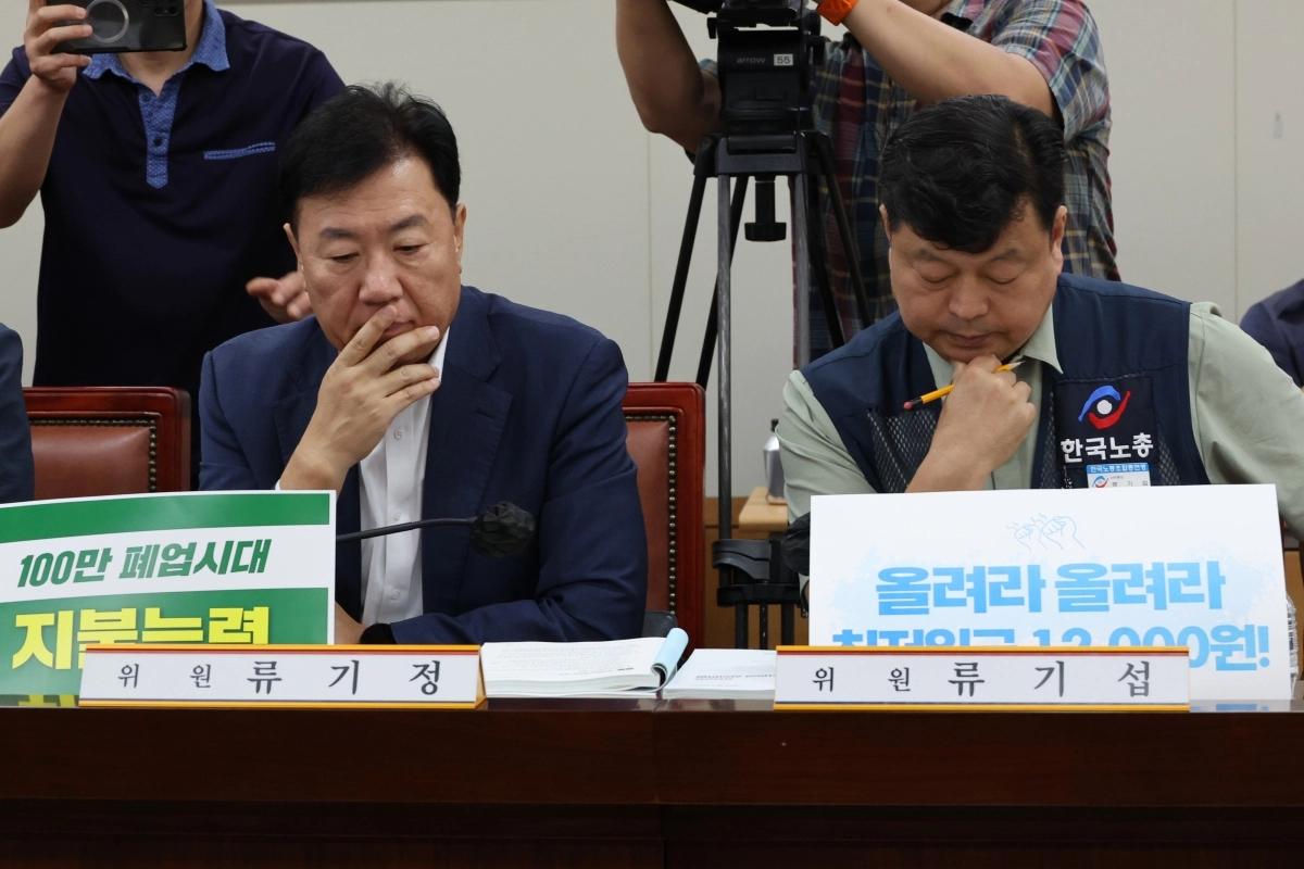 23일 정부세종청사 최저임금위원회에서 열린 제8차 전원회의에서 사용자위원인 류기정 한국경영자총협회(경총) 전무(왼쪽)와 근로자위원인 류기섭 한국노총 사무총장이 굳은 표정으로 발언을 듣고 있다. 연합뉴스