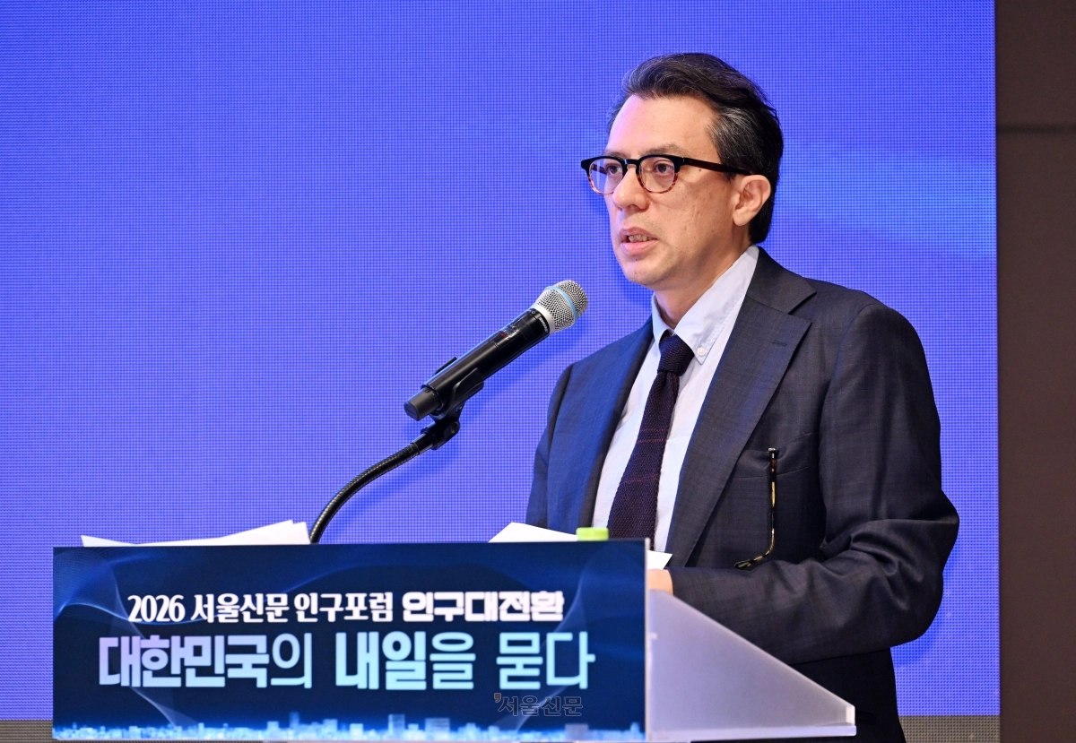 소설가 안드레스 펠리페 솔라노가 23일 서울 중구 한국프레스센터에서 열린 ‘2026 서울신문 인구포럼 인구대전환 : 대한민국의 내일을 묻다’ 특별세션에서 ‘이방인의 눈에 비친 ’머물고 싶은 공간‘의 조건’을 주제로 발표하고 있다. 도준석 전문기자