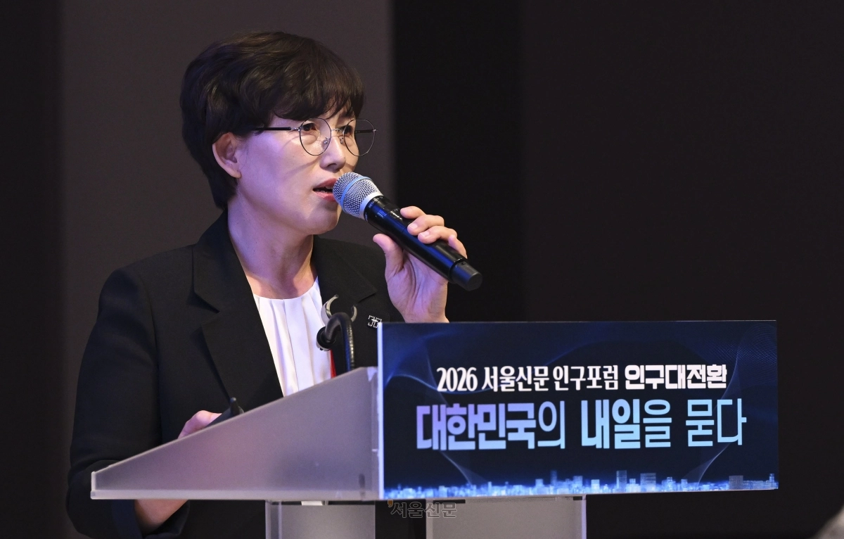노경희 충북 괴산군 미래전략과장이 23일 서울 중구 한국프레스센터에서 열린 2026 서울신문 인구포럼에서 ‘초고령 사회를 넘는 지역의 도전, 괴산군 집약형 보금자리 모델’을 주제로 발표하고 있다. 이지훈 기자