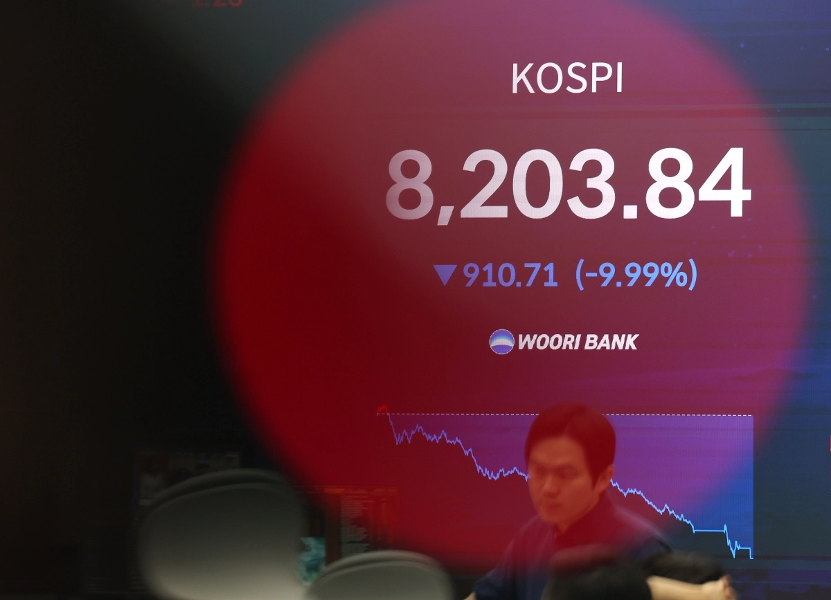 코스피가 전 거래일(9114.55)보다 910.71포인트(9.99%) 하락한 8203.84에 장을 마감한 23일 오후 서울 중구 우리은행 딜링룸 전광판에 지수가 표시되고 있다. 코스닥 지수는 전 거래일(968.40)보다 76.88포인트(7.94%) 내린 891.52에 거래를 마쳤다. 원·달러 환율은 전 거래일(1537.0원)보다 2.1원 오른 1539.1원에 주간 거래를 마감했다. 뉴시스