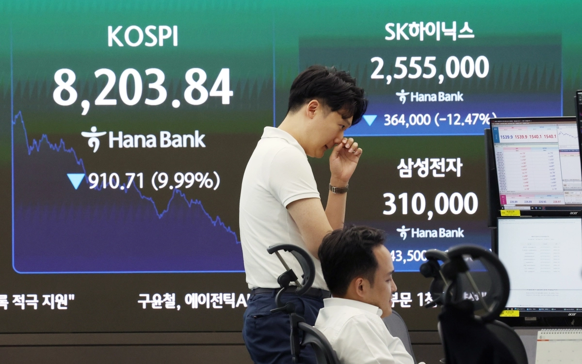 코스피가 10% 급락하며 8200선에서 마감한 23일 서울 중구 하나은행 딜링룸에서 딜러들이 업무를 보고 있다.  코스피는 전 거래일(9114.55)보다 910.71포인트(9.99%) 하락한 8203.84에, 코스닥 지수는 전 거래일(968.40)보다 76.88포인트(7.94%) 내린 891.52에 거래를 마쳤다. 2026.06.23. 뉴시스