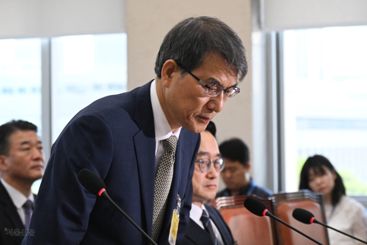 노태악(가운데) 전 중앙선거관리위원장이 23일 국회에서 열린 ‘투표용지 부족 사태 등 국민참정권 침해 진상규명 및 선거관리 개혁을 위한 국정조사 특별위원회’ 전체회의에 참석해 자리에 앉고 있다. 홍윤기 기자